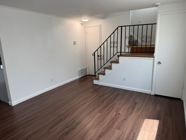 Building Photo - 5090-5092-5092 Beacon Hill Rd