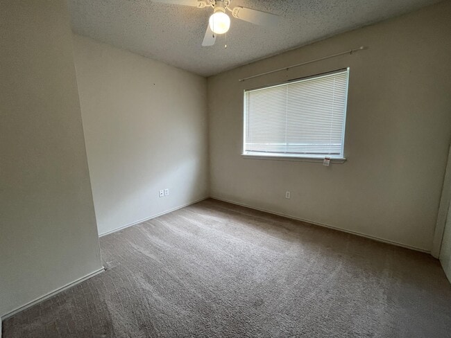 Foto del edificio - 7721 Wolf Dr