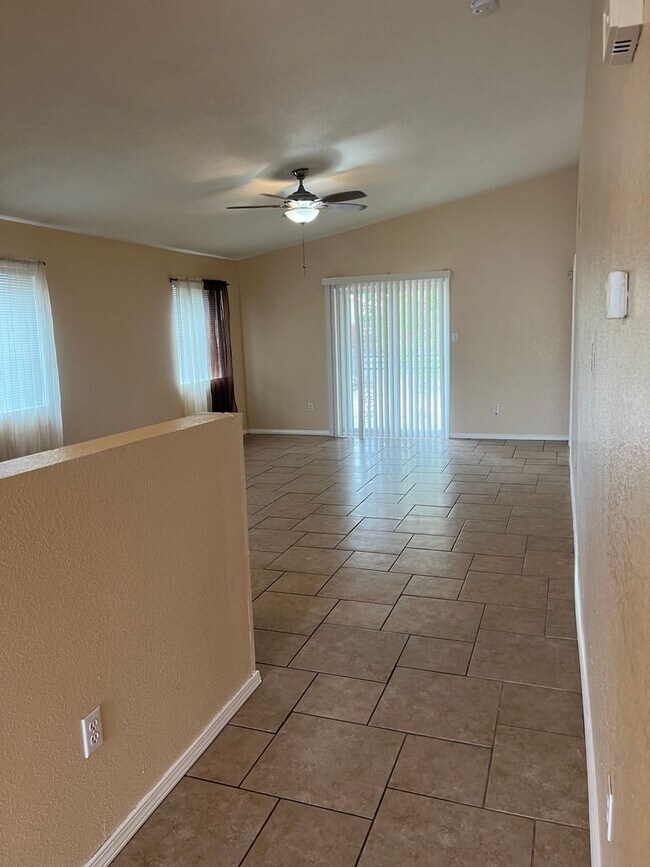 Foto del edificio - Spacious 4 Bedroom Home Ready for Immediat...