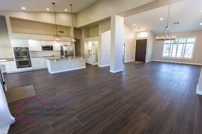 Foto del edificio - 1344 W Rockrose Way - 4 BR, 2 BA + den - A...