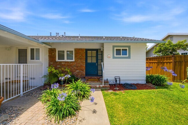 Foto del edificio - Beautifully Updated 3 Bedroom Home in Desired Costa Mesa Location