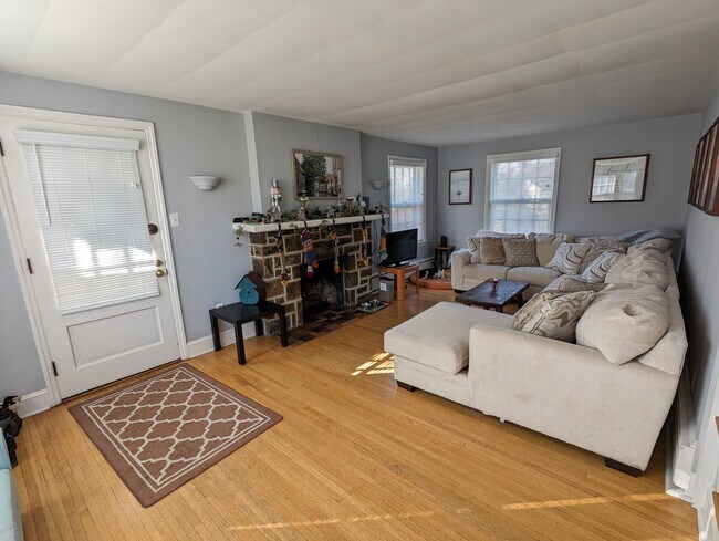 Family Room - 401 Old Orchard Ln