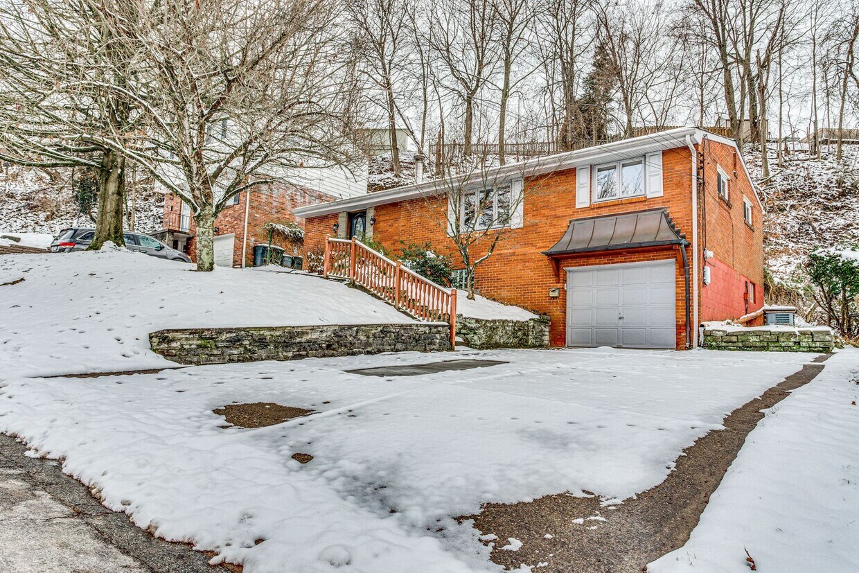 Foto principal - FULLY UPDATED 3 BEDROOM IN BALDWIN!! AVAIL...
