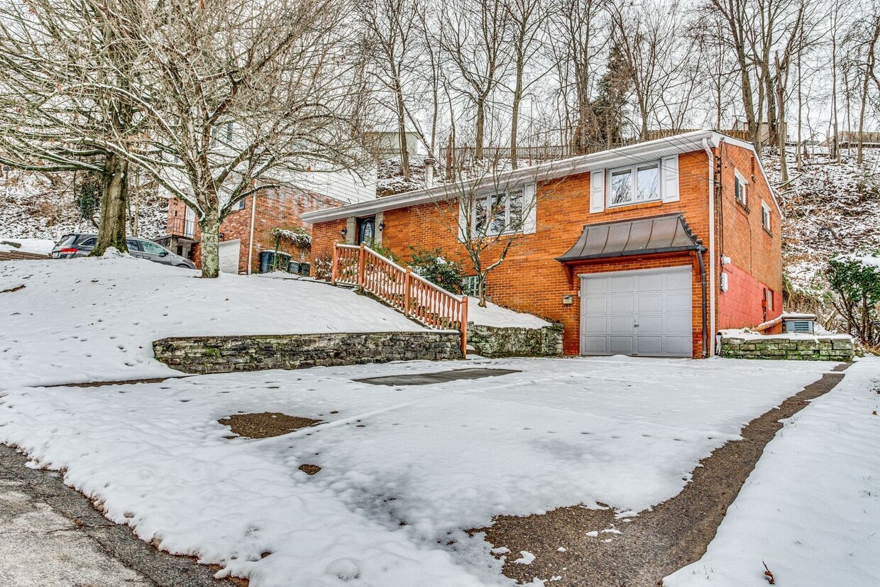 Primary Photo - FULLY UPDATED 3 BEDROOM IN BALDWIN!! AVAIL...