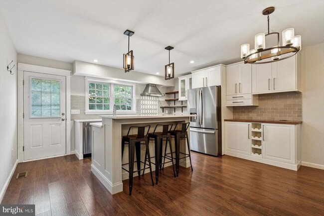 Building Photo - 284 Parker Ave