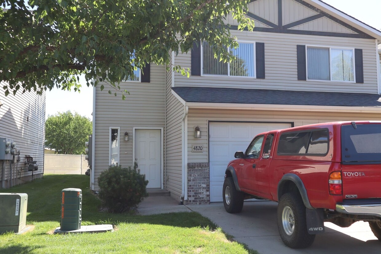 Primary Photo - Duplex in Hidden Gardens