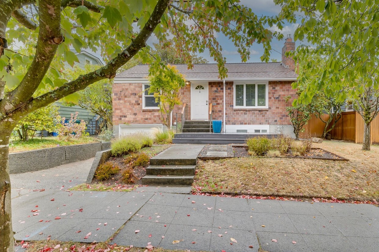 Primary Photo - Charming 4 Bed, 2.5 Bath Brick Bungalow in...