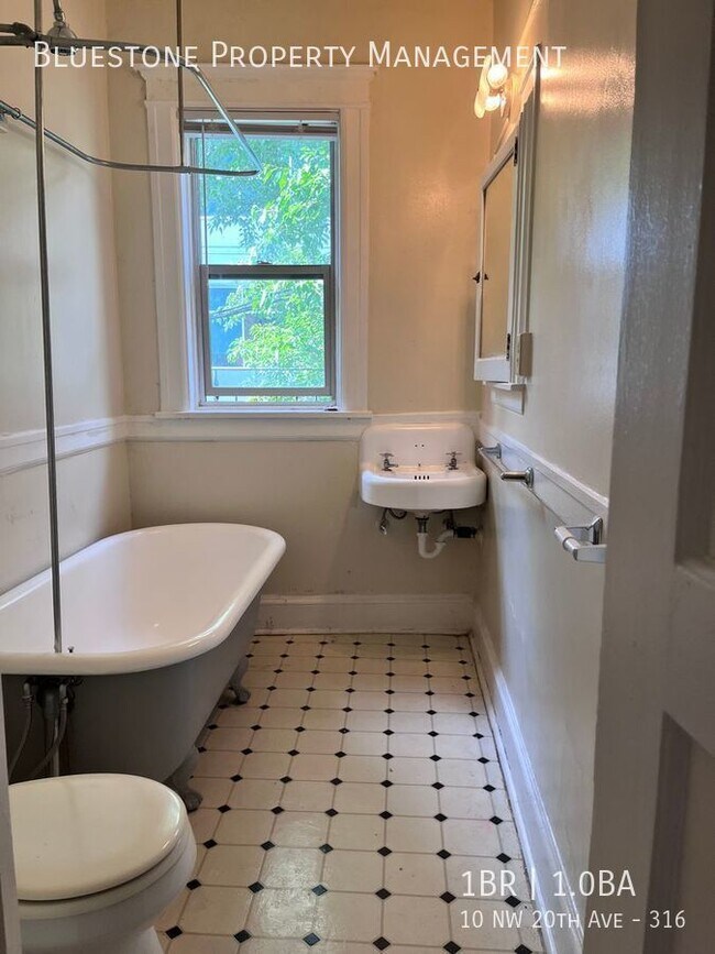 Building Photo - Spacious One Bedroom Apt in Vintage NW Bui...