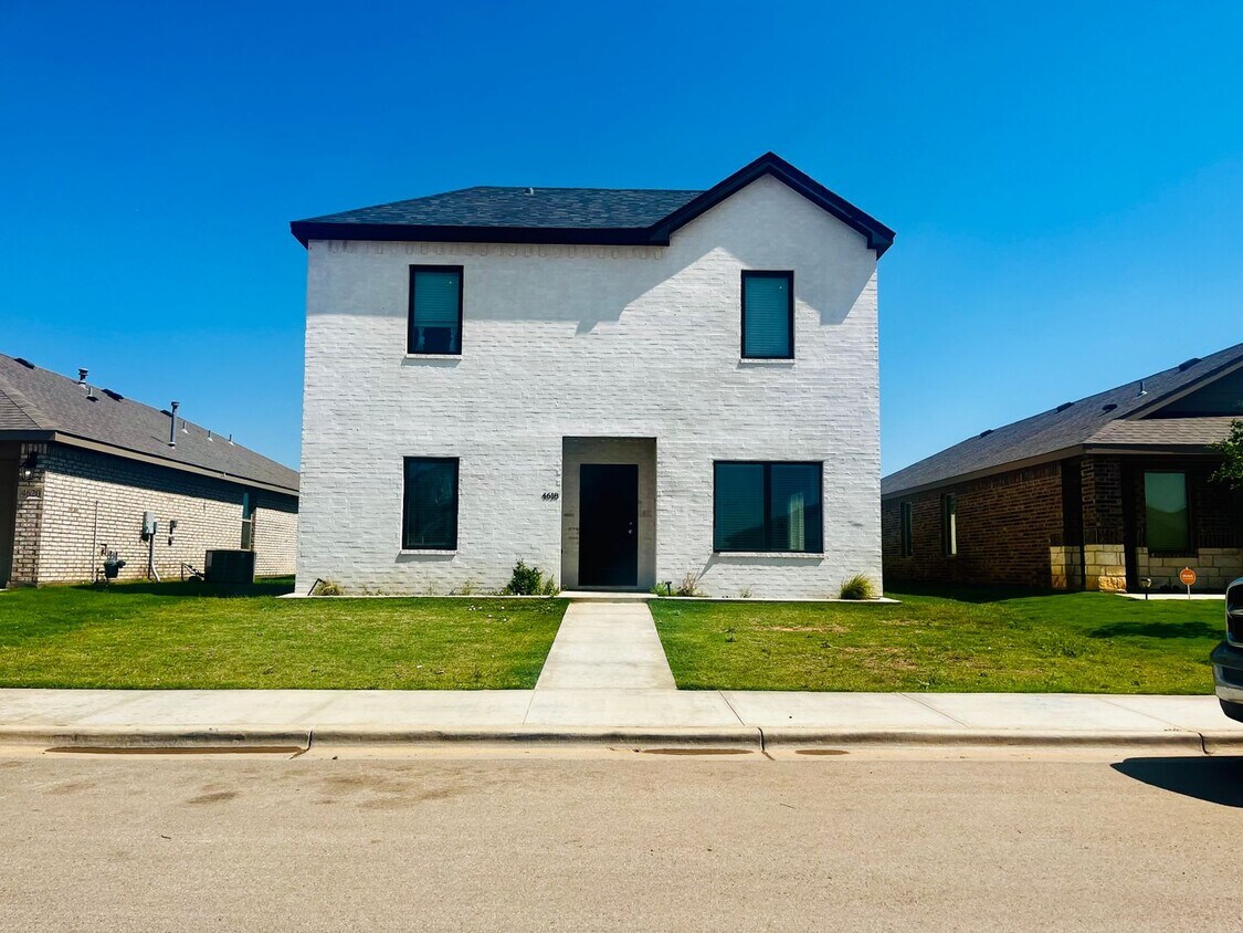 Foto principal - MOVE-IN SPECIAL: Fantastic 2 Story 4 Bed Home