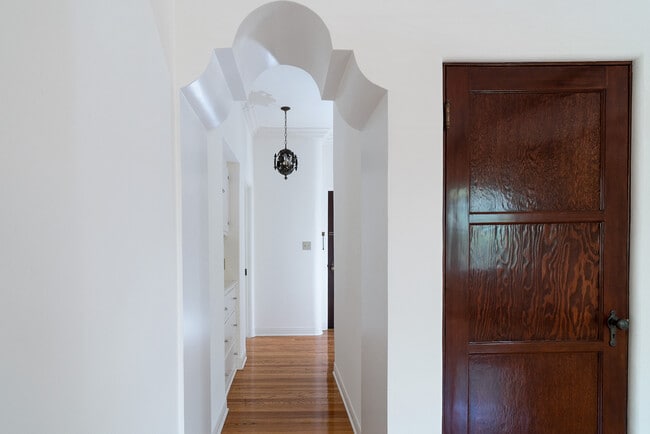 Living Room - 432 N Sycamore Ave