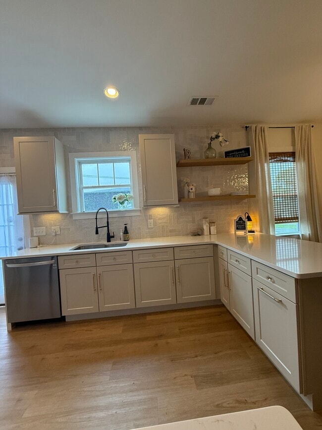 Building Photo - 711 32nd Ave N