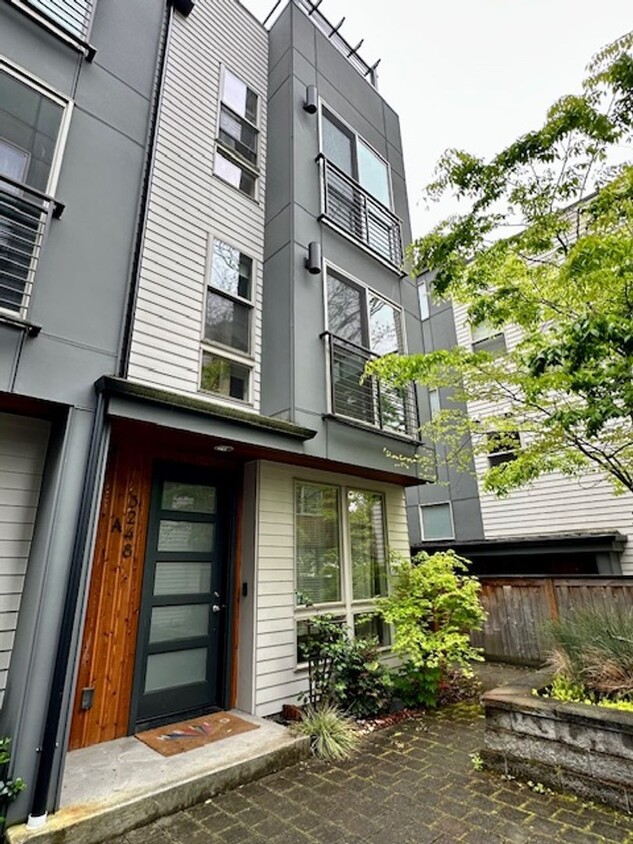 Foto principal - 3 Bedroom Queen Anne Townhouse w/rooftop deck