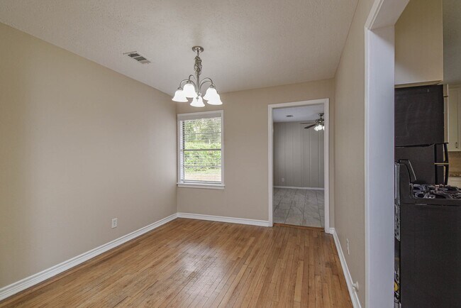Foto del edificio - 1509 N San Jacinto St