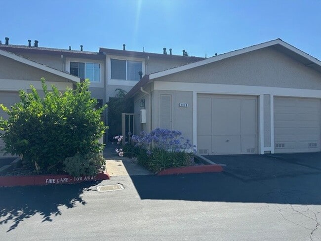 Building Photo - Large and Beautiful 2-Story Townhouse in D...