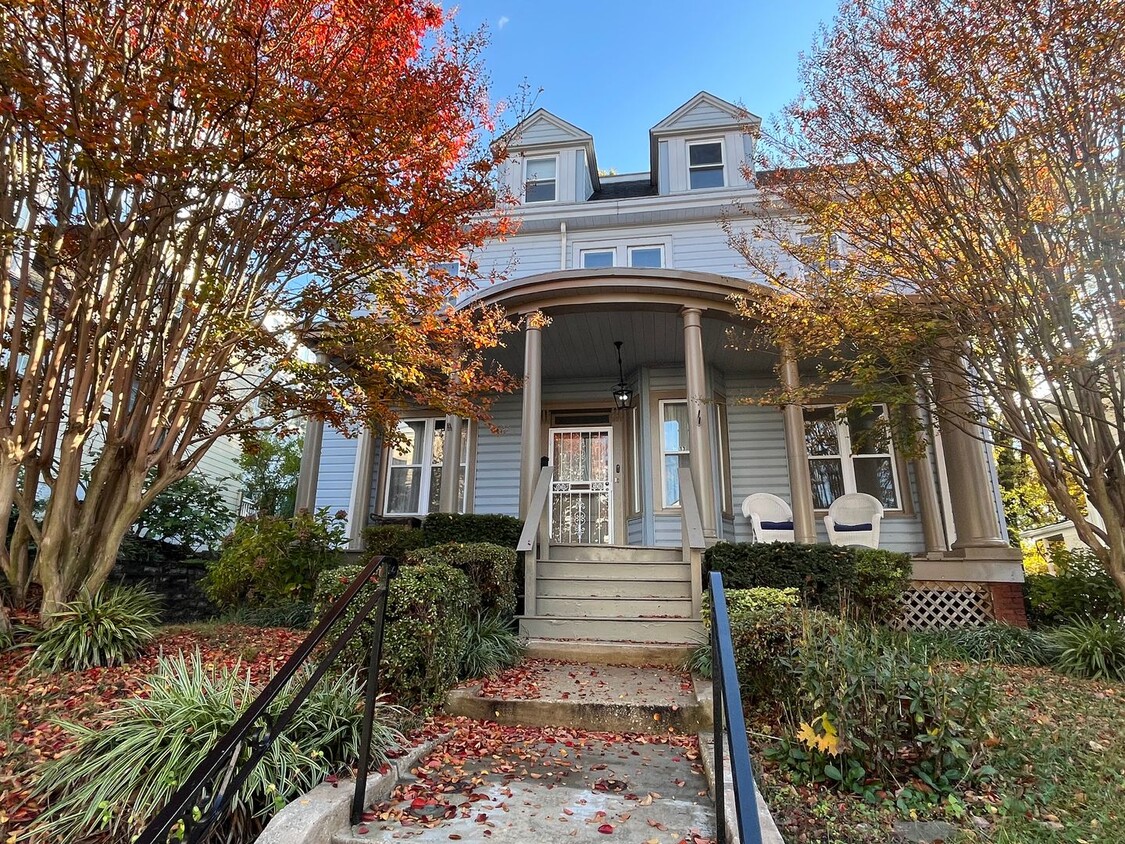 Brookland Grand 4917 sqft 8bd 3.5bth Home | Huge Front Porch | Large Back Yard - Brookland Grand 4917 sqft 8bd 3.5bth Home | Huge Front Porch | Large Back Yard