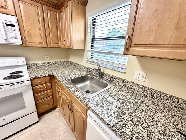 Foto del edificio - 21904 Lake Forest Cir