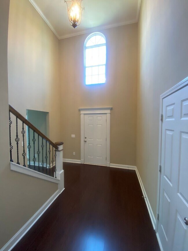 Building Photo - HUGE FENCED YARD, COMMUNITY POOL, AVAILABL...
