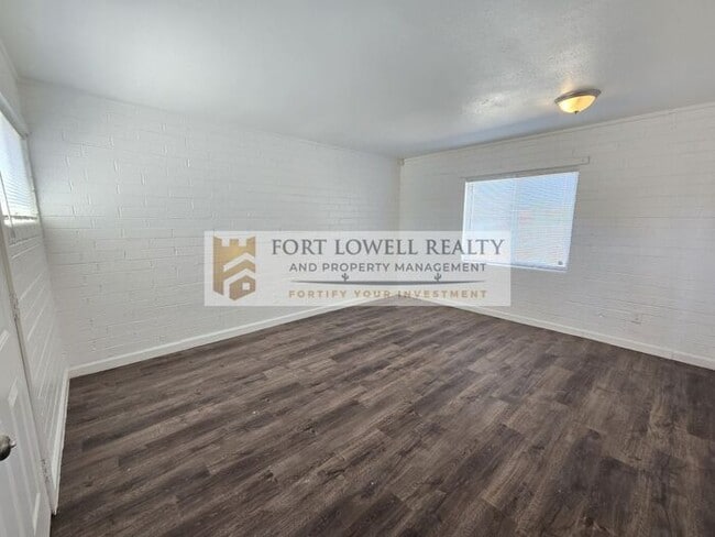 Building Photo - Renovated 1 Bed / 1 Bath Apartment with Private Yard!