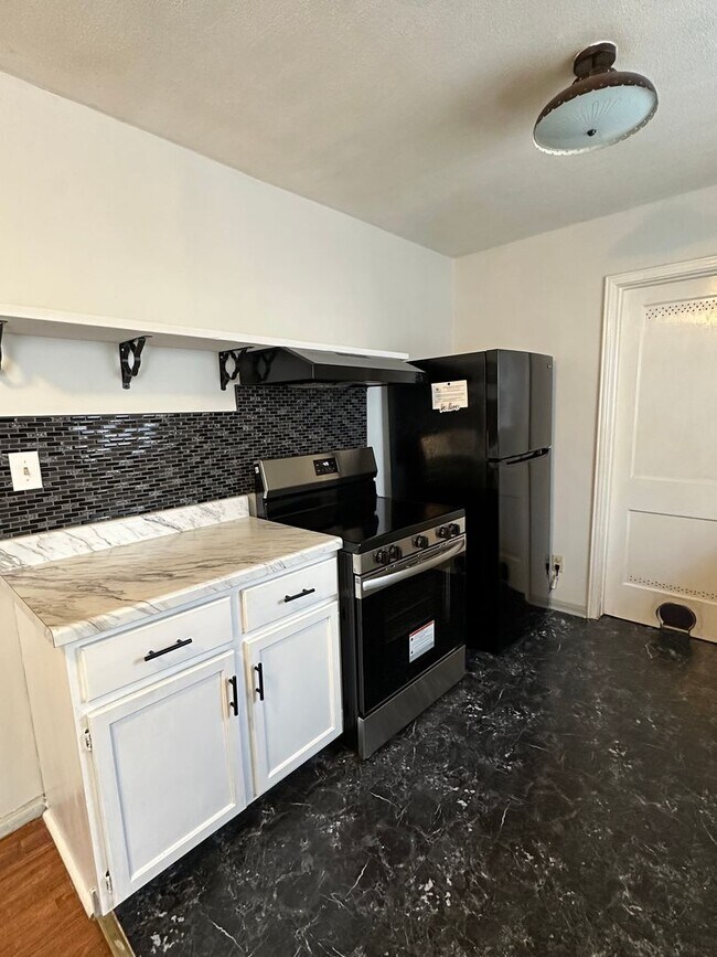 Foto del edificio - 2 Bedroom with Bonus room and Hardwood Flo...