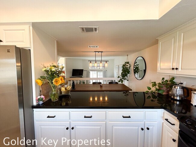 Foto del edificio - Welcome to this stunning ***unfurnished*** tri-level condo in the desirable Casitas de la Costa c...