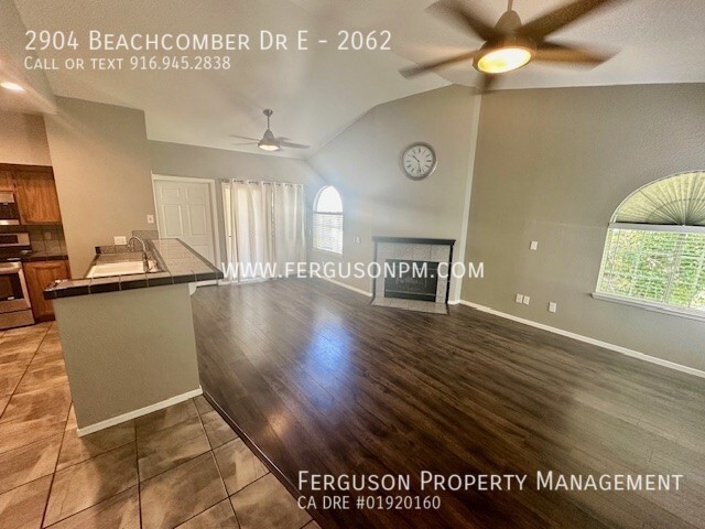 Building Photo - Well Maintained Upper Level Condo in Rockl...