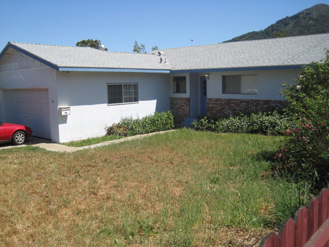 Building Photo - 4 bed 3 baths!  House ideally located clos...