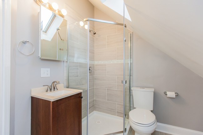 Interior Photo - 2245 W Shakespeare Ave
