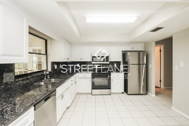 Building Photo - NOW OFFERING 1-MONTH FREE OFF FIRST FULL M...