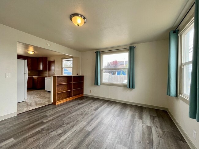 Building Photo - Pet friendly 2 Bedroom, 1 Bathroom with Sp...