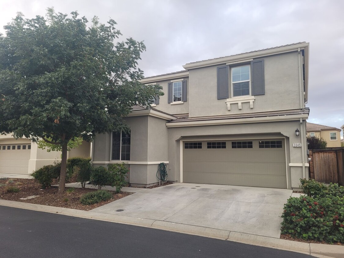 Foto principal - Woodcreek Oaks area home in Oakbriar gated...