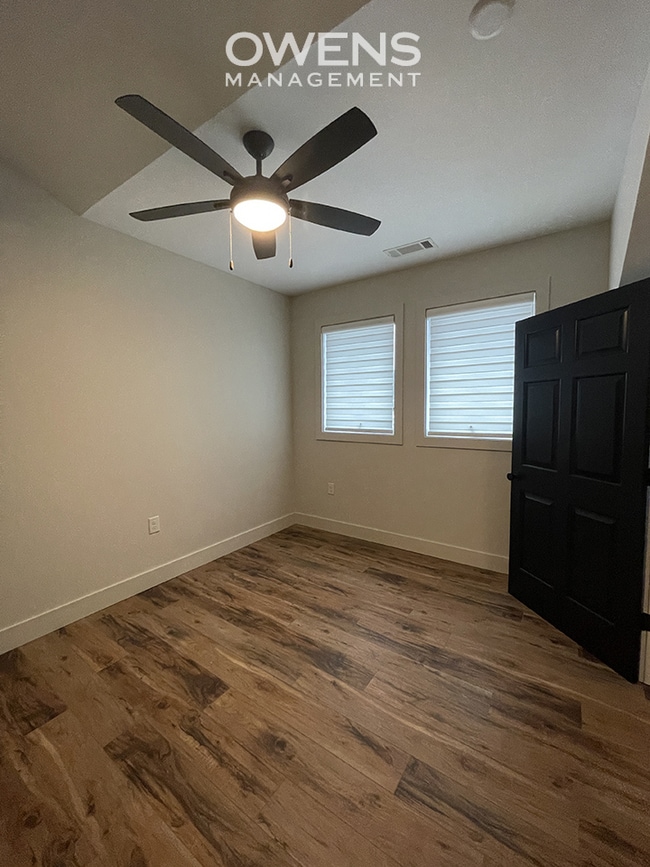 Building Photo - Upscale Living in Downtown Apartment