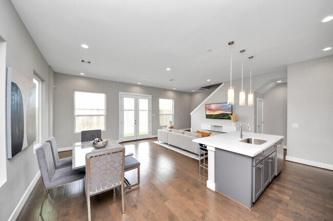 Building Photo - 5510 Rosslyn Rd
