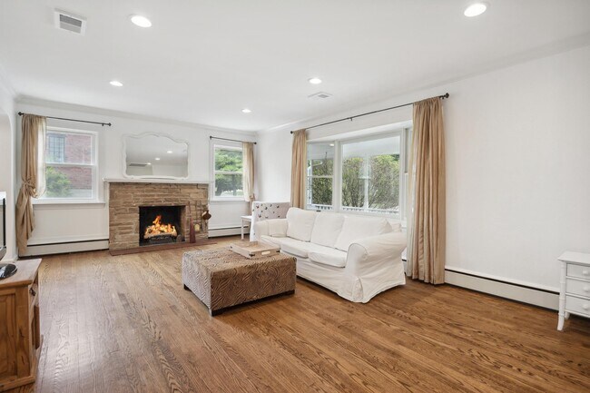 Building Photo - 8303 Thoreau Dr