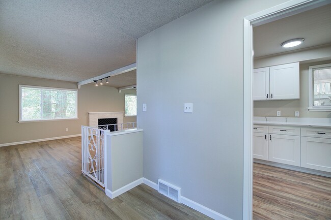 Building Photo - 3bd/1.75ba Bellevue Home