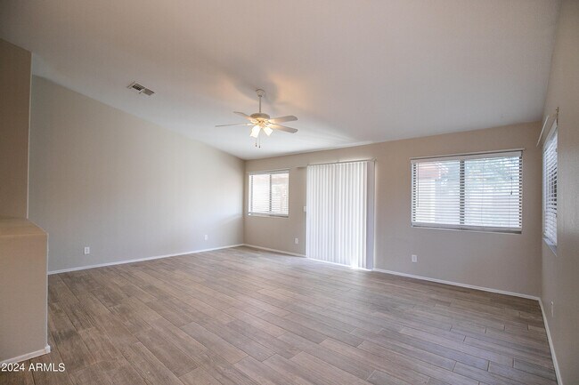 Building Photo - 30517 N Royal Oak Way