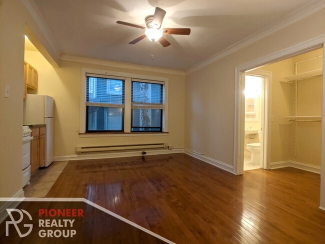 Building Photo - 4542 N Damen Ave
