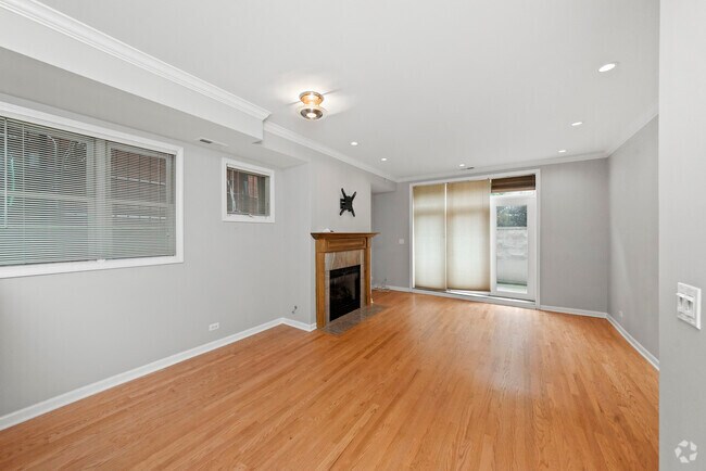 Building Photo - 540 W Oakdale Ave