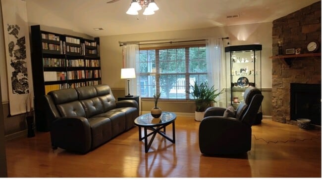Building Photo - 124 Paladin Dr