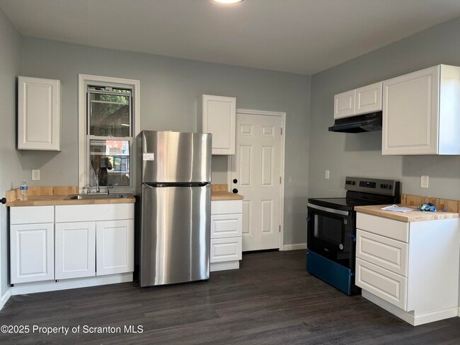 Building Photo - 319-319 E Elm St