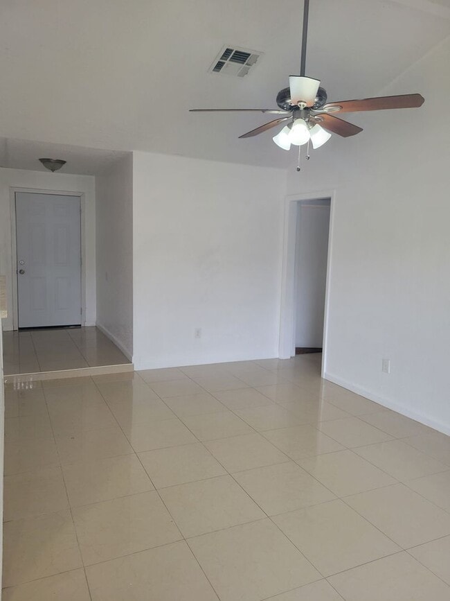 Foto del edificio - 3 bd / 2 bath house