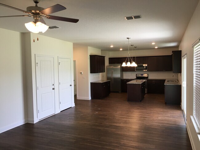 Foto del edificio - 3173 Creek Village Ln