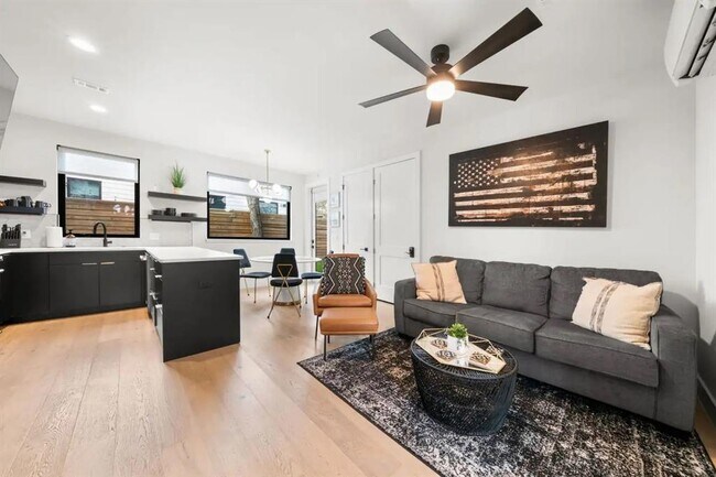 Foto del edificio - 2311 E 8th St