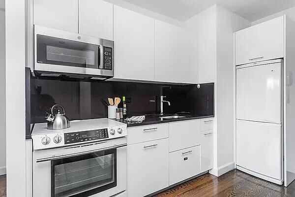 Building Photo - 212 W 91st St