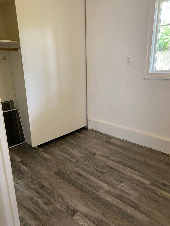 Foto del edificio - 4 bed 1 bath