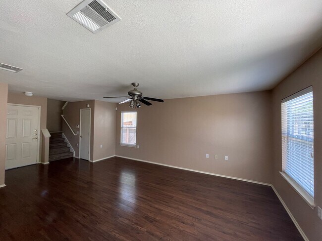 Foto del edificio - 2 STORY HOME - LIGHT AND BRIGHT INSIDE - S...