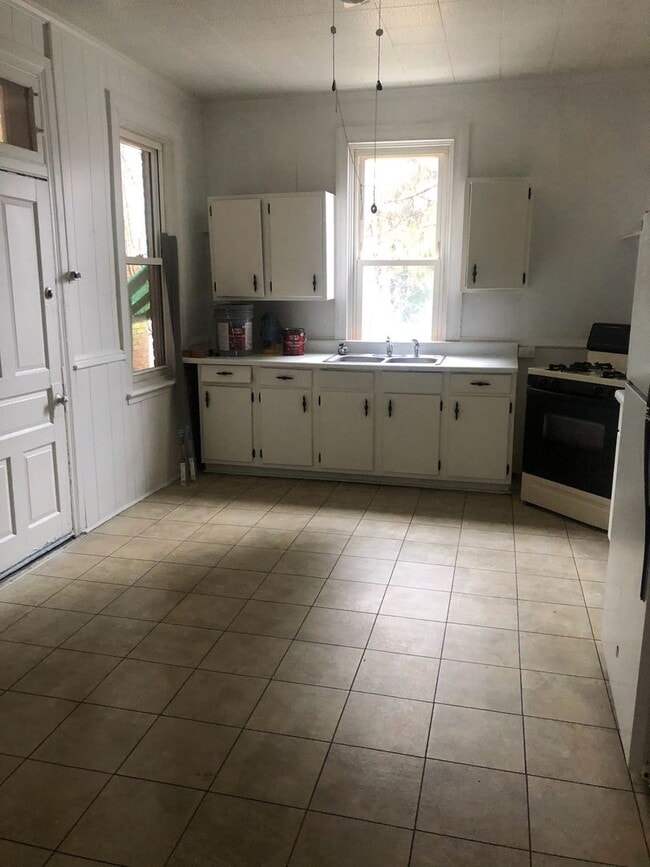 Building Photo - Coming Soon - 5 Bedroom 1 bath home - York...
