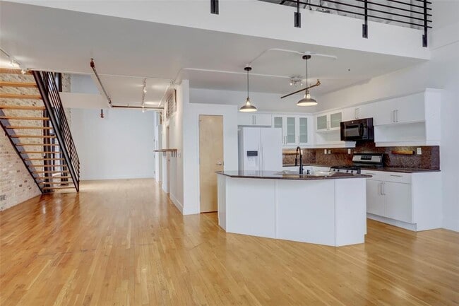 Building Photo - 411 Brazos St