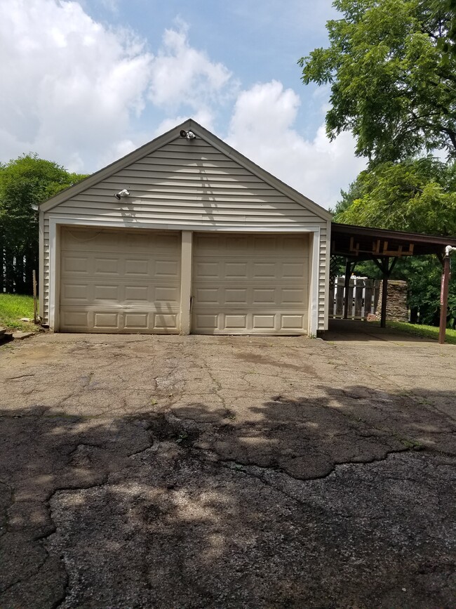 Shared garage - 284 Abbeyfeale Rd
