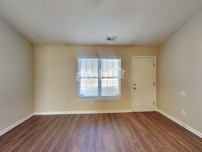 Building Photo - 10202 Green Hedge Avenue