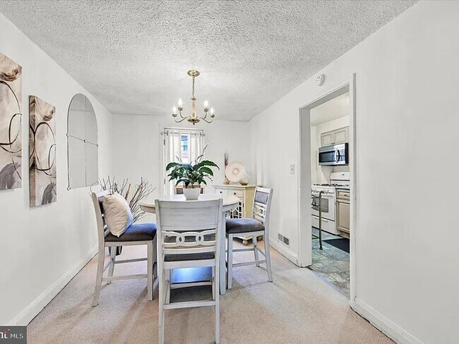 Foto del edificio - 3240 Westmont- YOUR NEXT HOME AWAITS